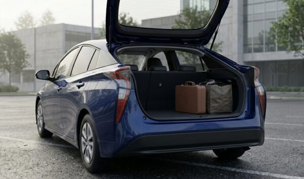 プリウスはセダン