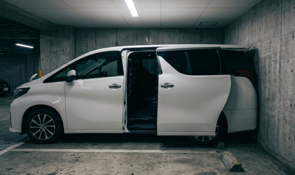 アルファード 駐車場 幅 ドア 開かない