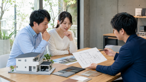 ガレージ計画を含めて住宅プランを相談する日本人夫婦