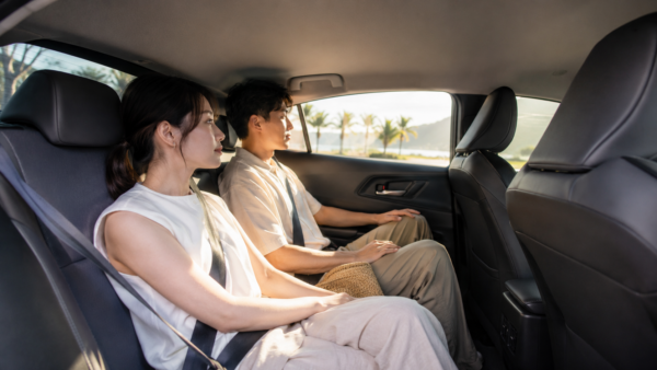 運転姿勢を調整しながらメーター視認性を確認する男性
